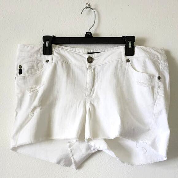 Torrid Distressed Cut Off Raw Hem Denim Jean White Shorts Plus 16 - Picture 1 of 6